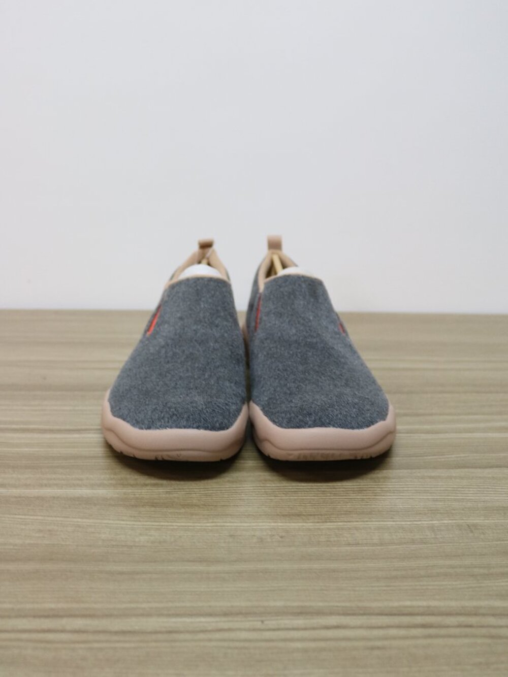UIN Cuenca Deep Grey Wool Slip-On Walking Shoes Size 10 New